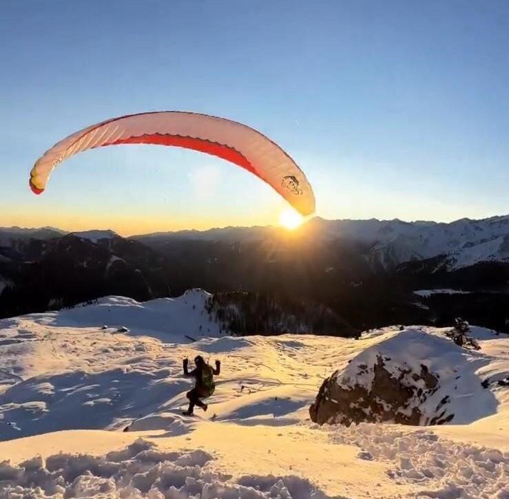 In volo al tramonto dal Doss del Sabion